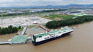 国内首艘江海直达汽车船在南京江盛码头首航